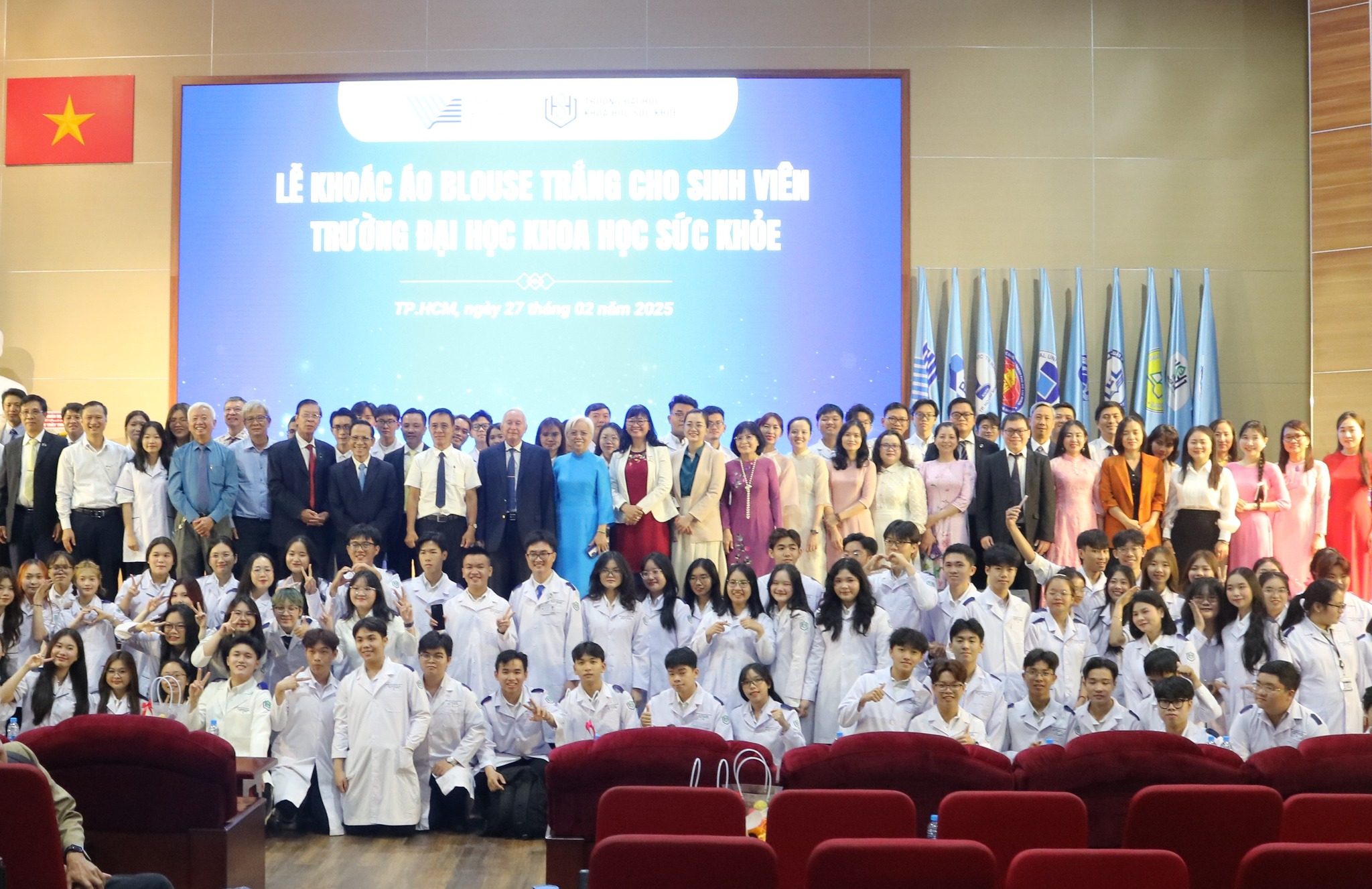 Lễ khoác áo bluose trăng cho Sinh viên