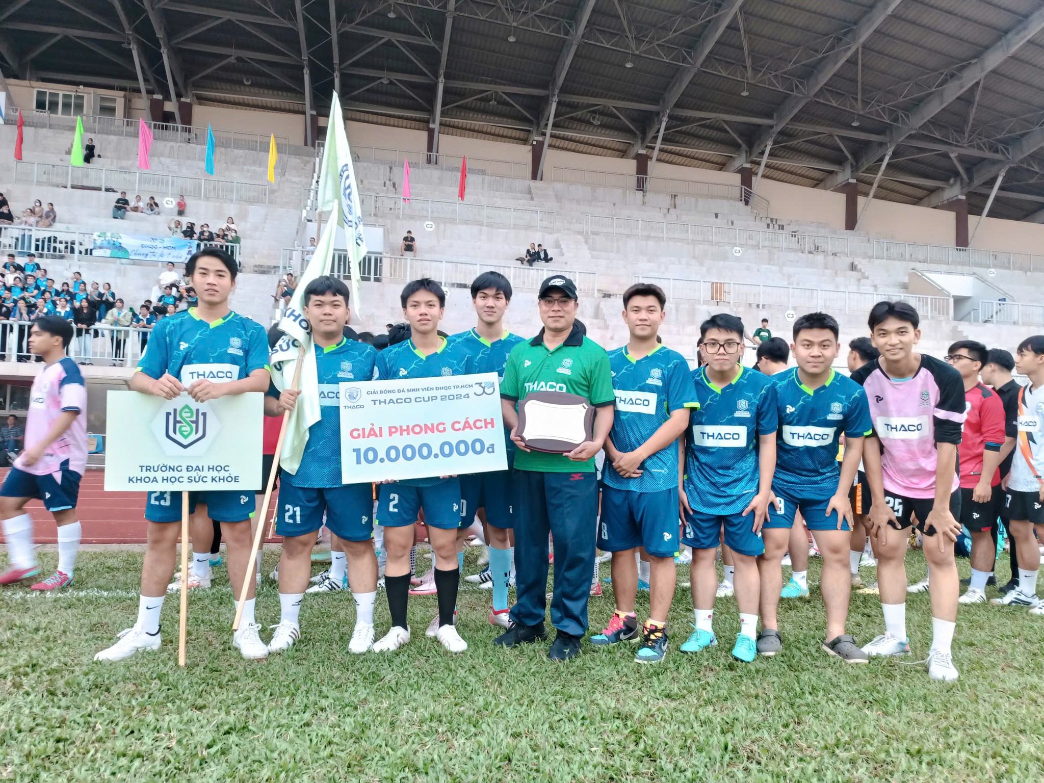 Lễ khoác áo bluose trăng cho Sinh viên