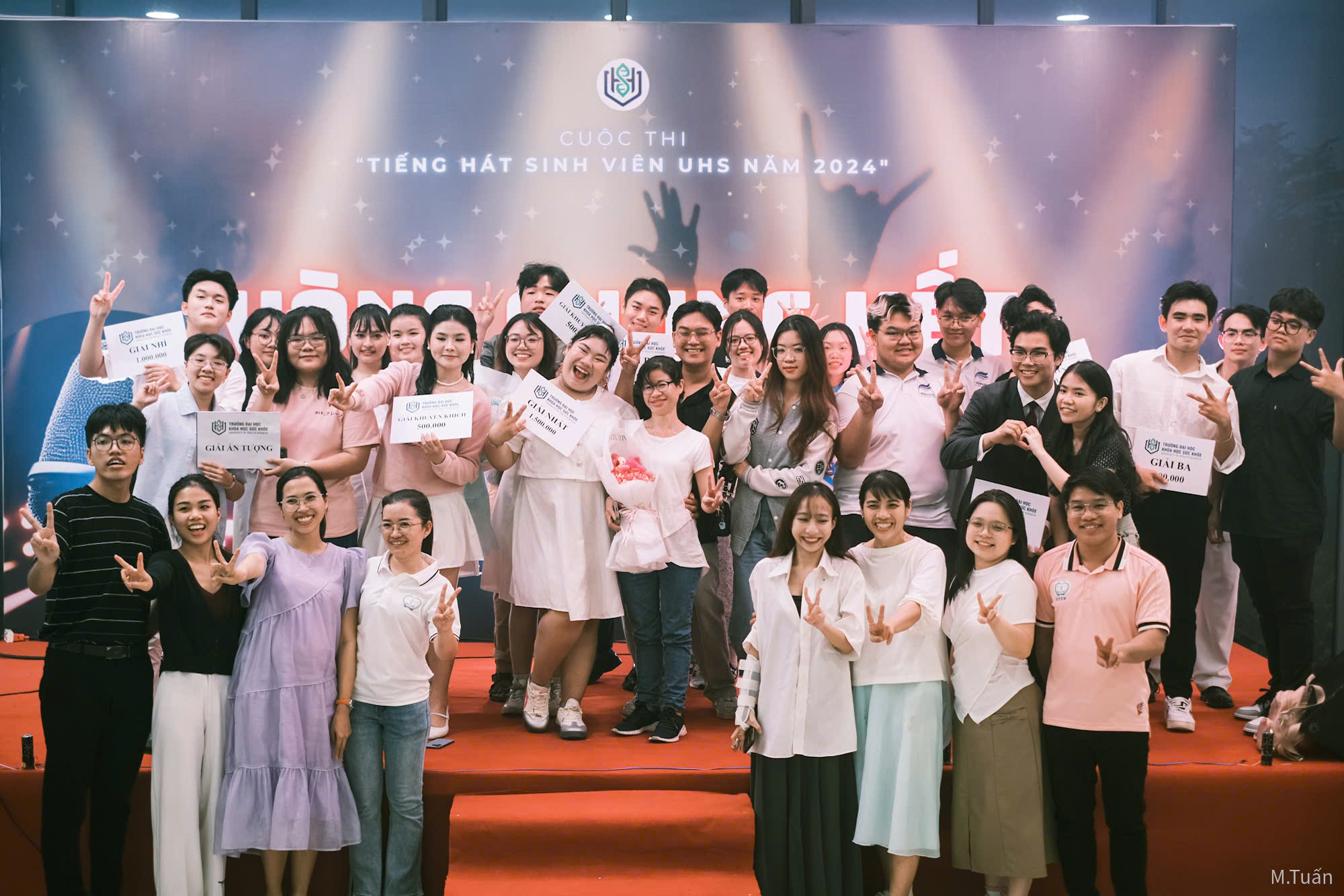 Lễ khoác áo bluose trăng cho Sinh viên